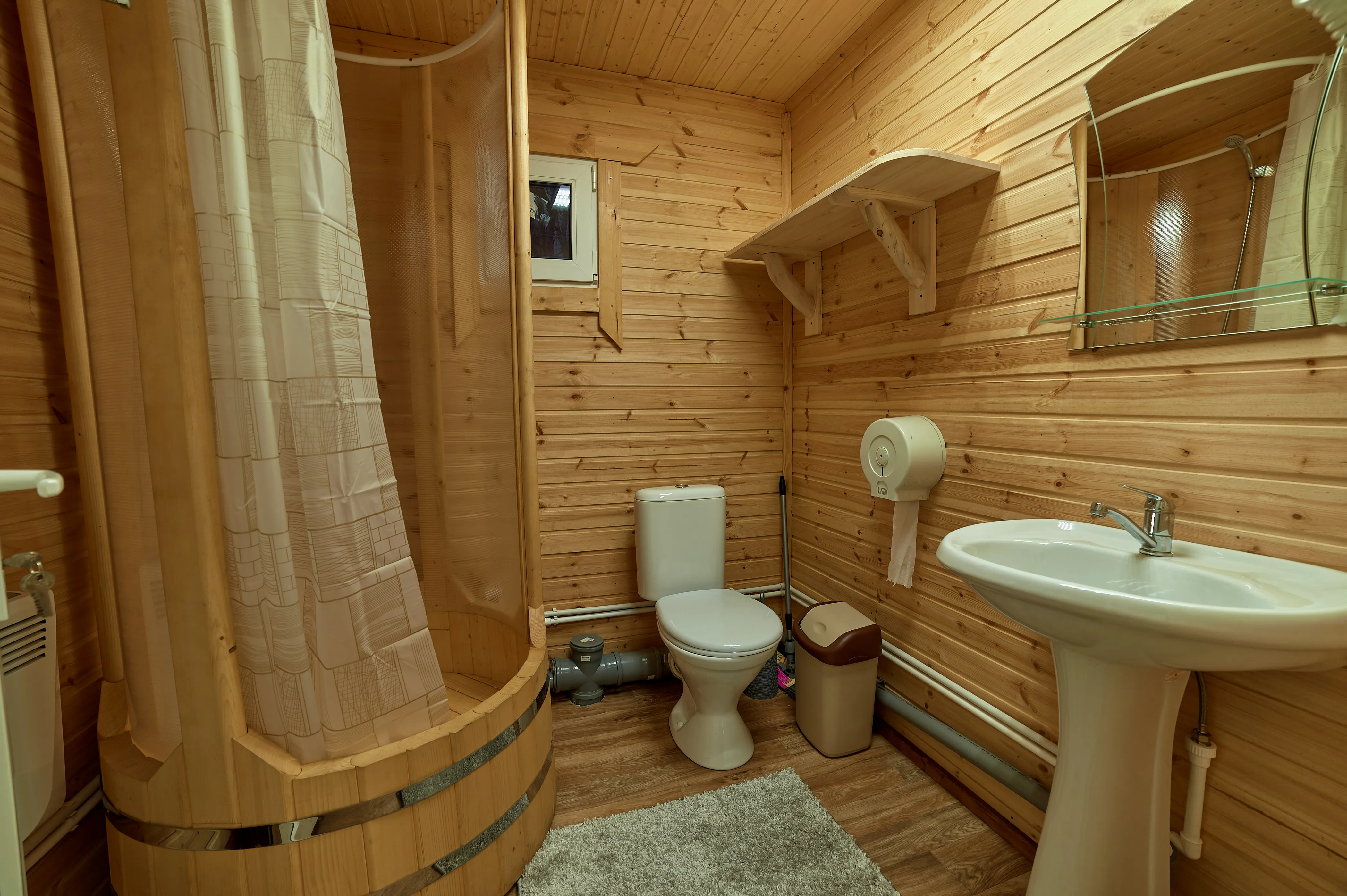 Собственный санузел с душем, феном и комплектами полотенец.