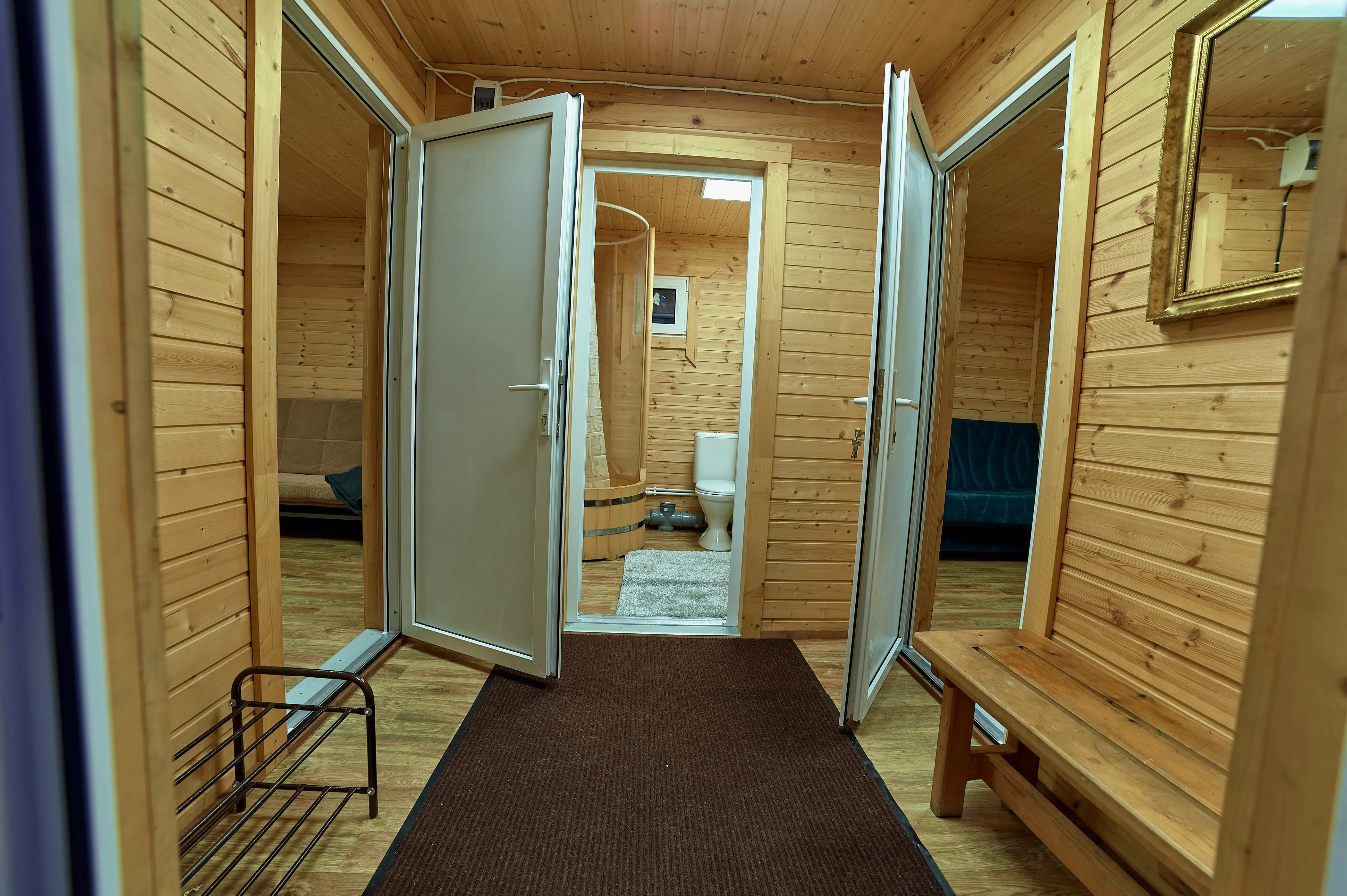 Две отдельные комнаты со спальными местами и гостиничным текстилем.