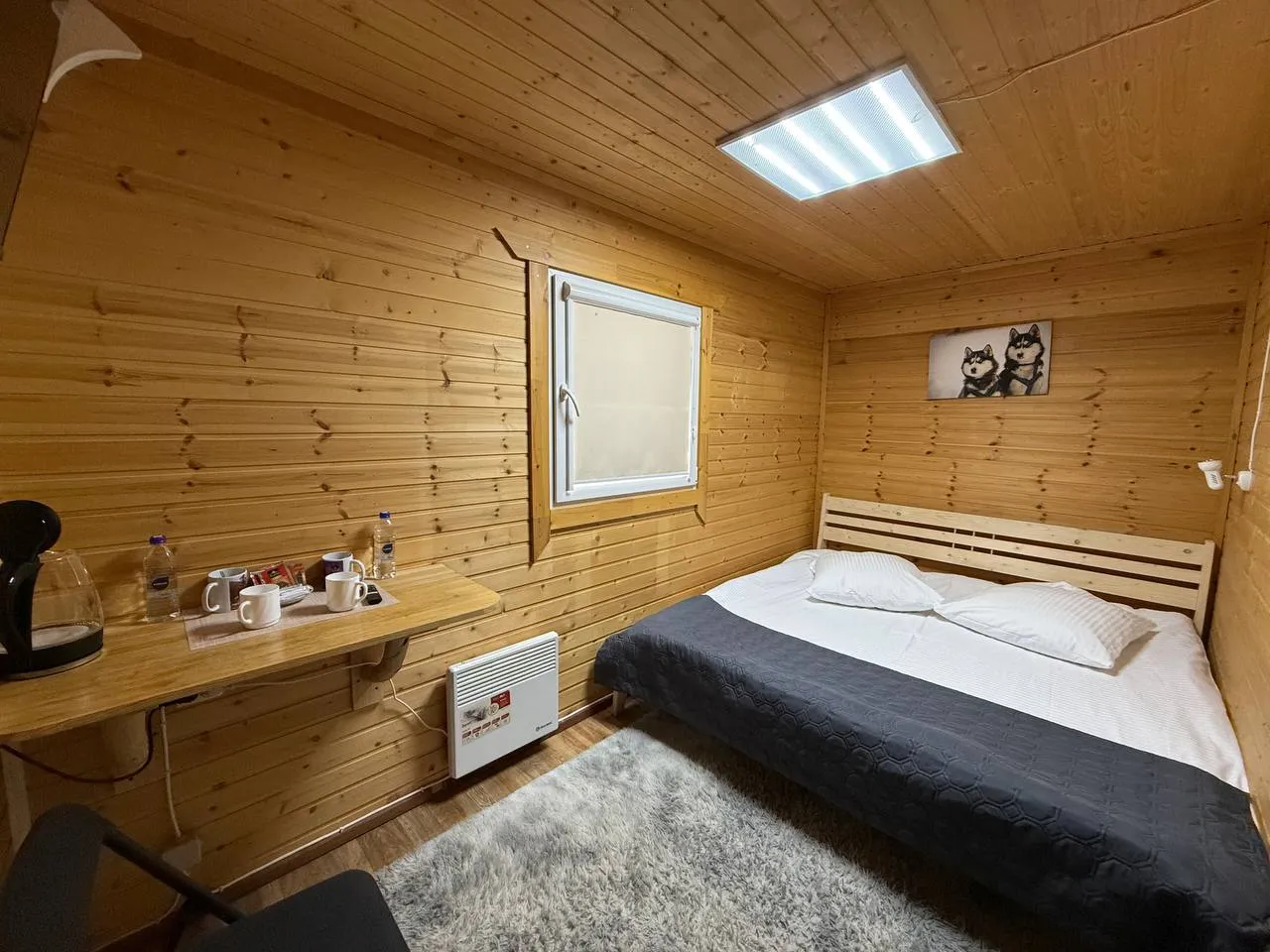 Постельное бельё, пледы, туалетные и банные принадлежности.